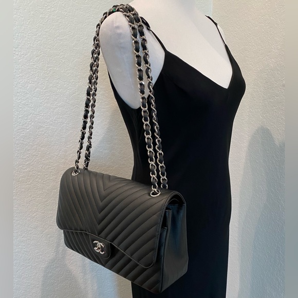 Chanel Classic Double Flap Chevron Jumbo Calfskin Bag in Black from 22C - Rare - Picture 5 of 17
